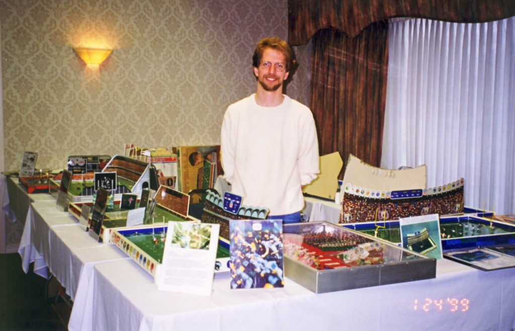 <img alt="electric football tudor miggle nfl convention philadelphia 1999 electric football">