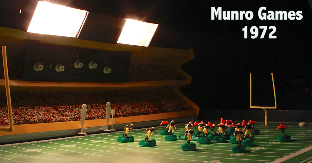 <img alt="1972 Munro Day/Nite Electric Football Game in night mode">