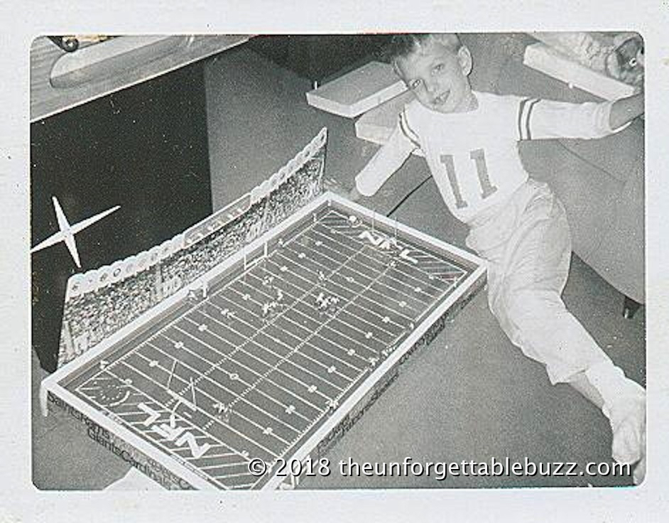 <img alt="Christmas morning Tudor NFL Electric Football 1968">