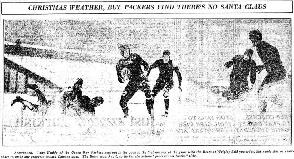the Chicago bears and green bay packers play in the snow in December of 1932